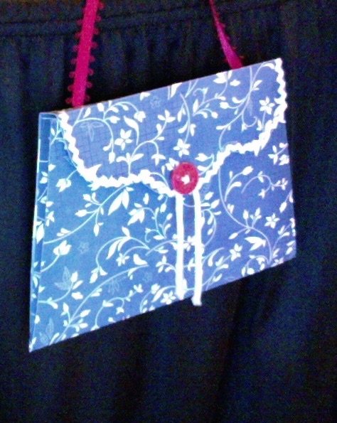 Lilly Envelope Purse  Blue & White  5.5" x 4" x 1.25"         $10.00